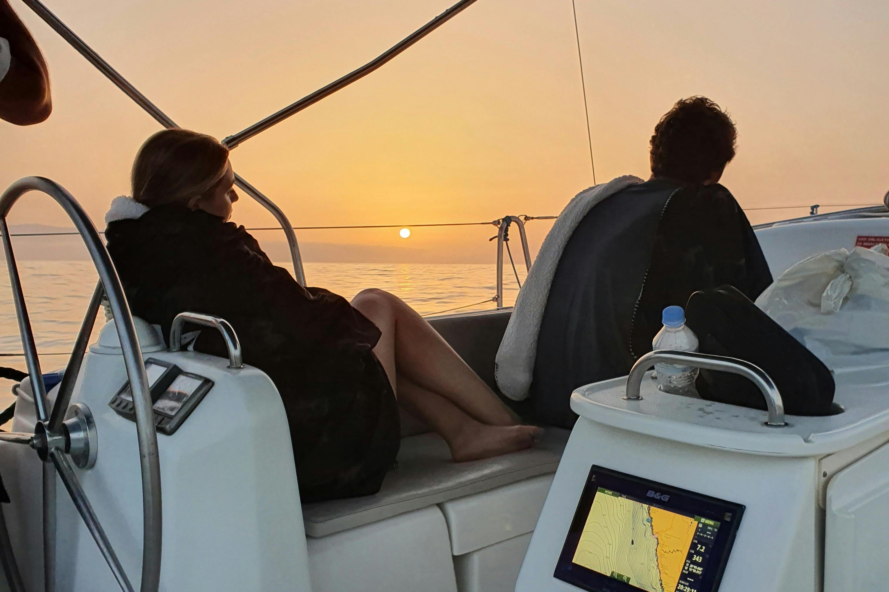 夫妇在我们的船上享受夕阳