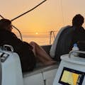 Casal curtindo o pôr-do-sol em nosso barco