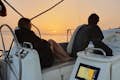 Echtpaar geniet van de zonsondergang op onze boot