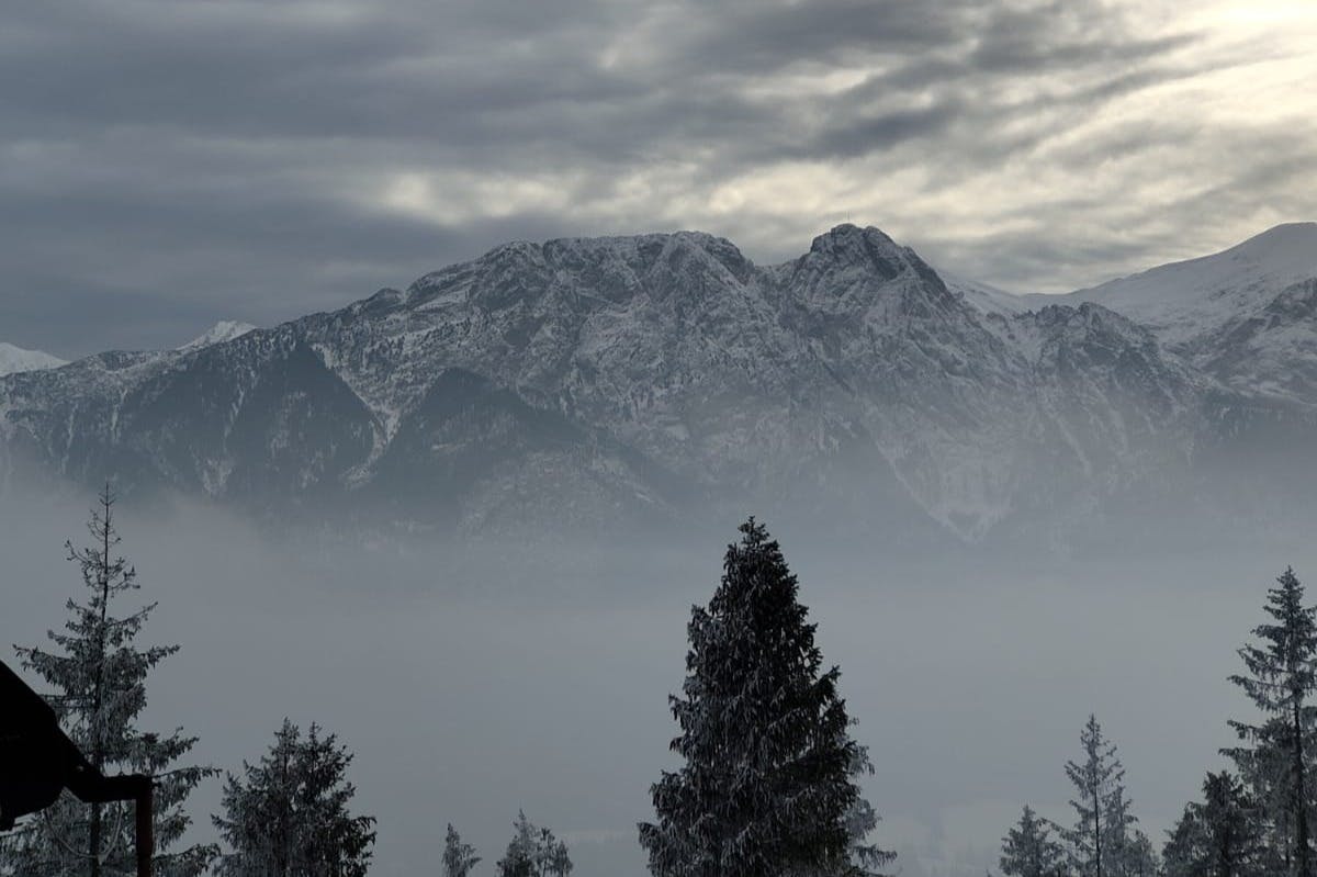 从缆车上俯瞰塔特拉山的景色