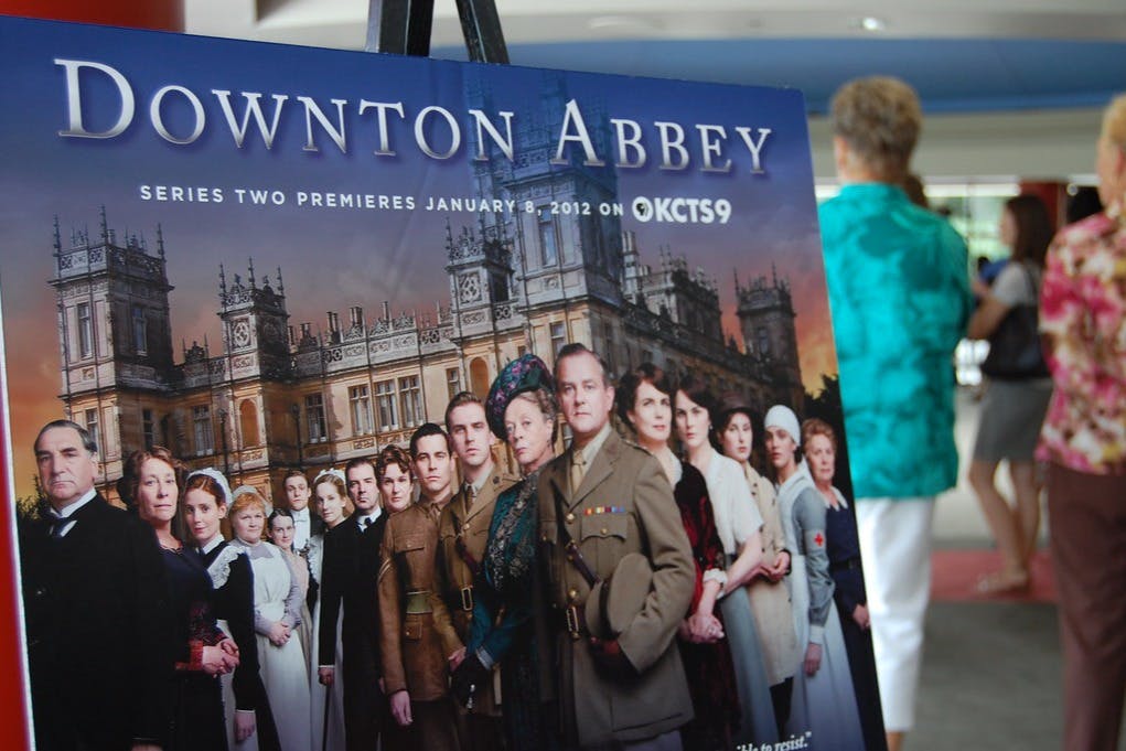 Promotieposter voor de tweede serie van Downton Abbey met de cast voor een groots gebouw.