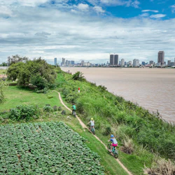 Phnom Penh: Bike and Boat Sunset Guided Tour + Transfers