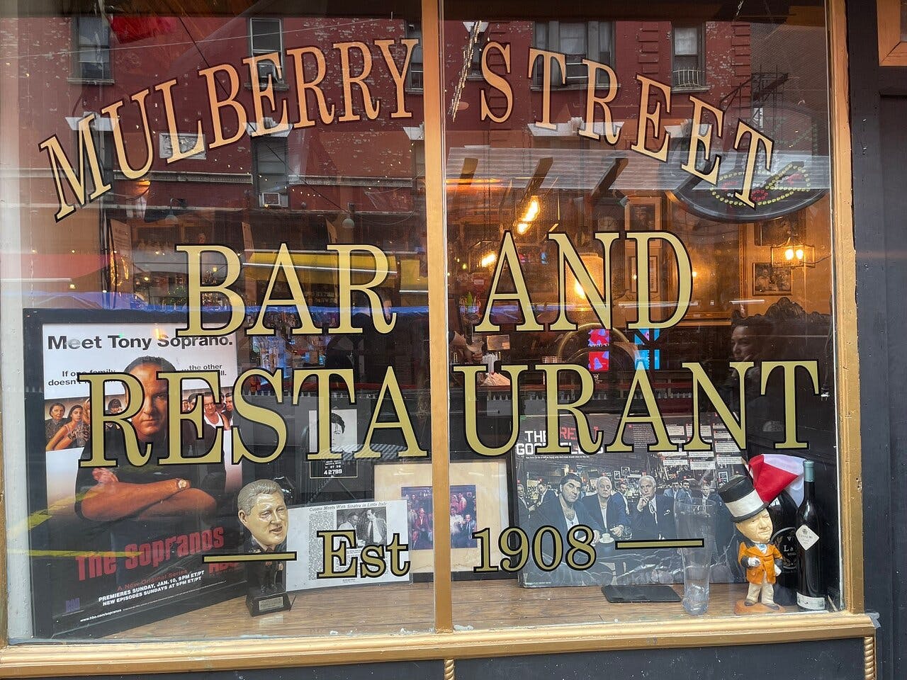 Παράθυρο του Mulberry Street Bar and Restaurant, που ιδρύθηκε το 1908, με αναμνηστικά από το The Sopranos.