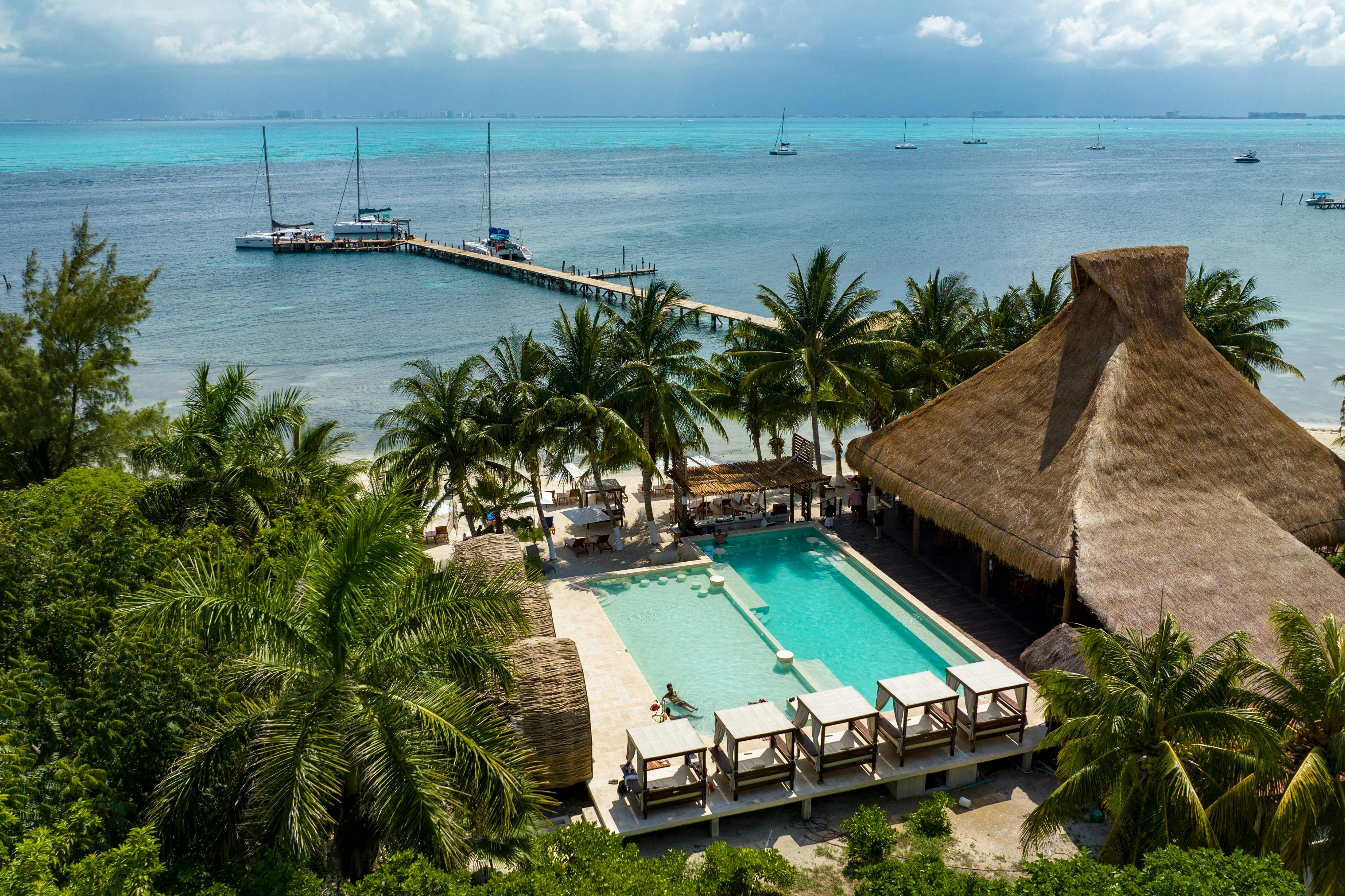 휴식이 기다리고 있습니다! 공급업체의 보트 투어로 낙원에 빠져보세요.