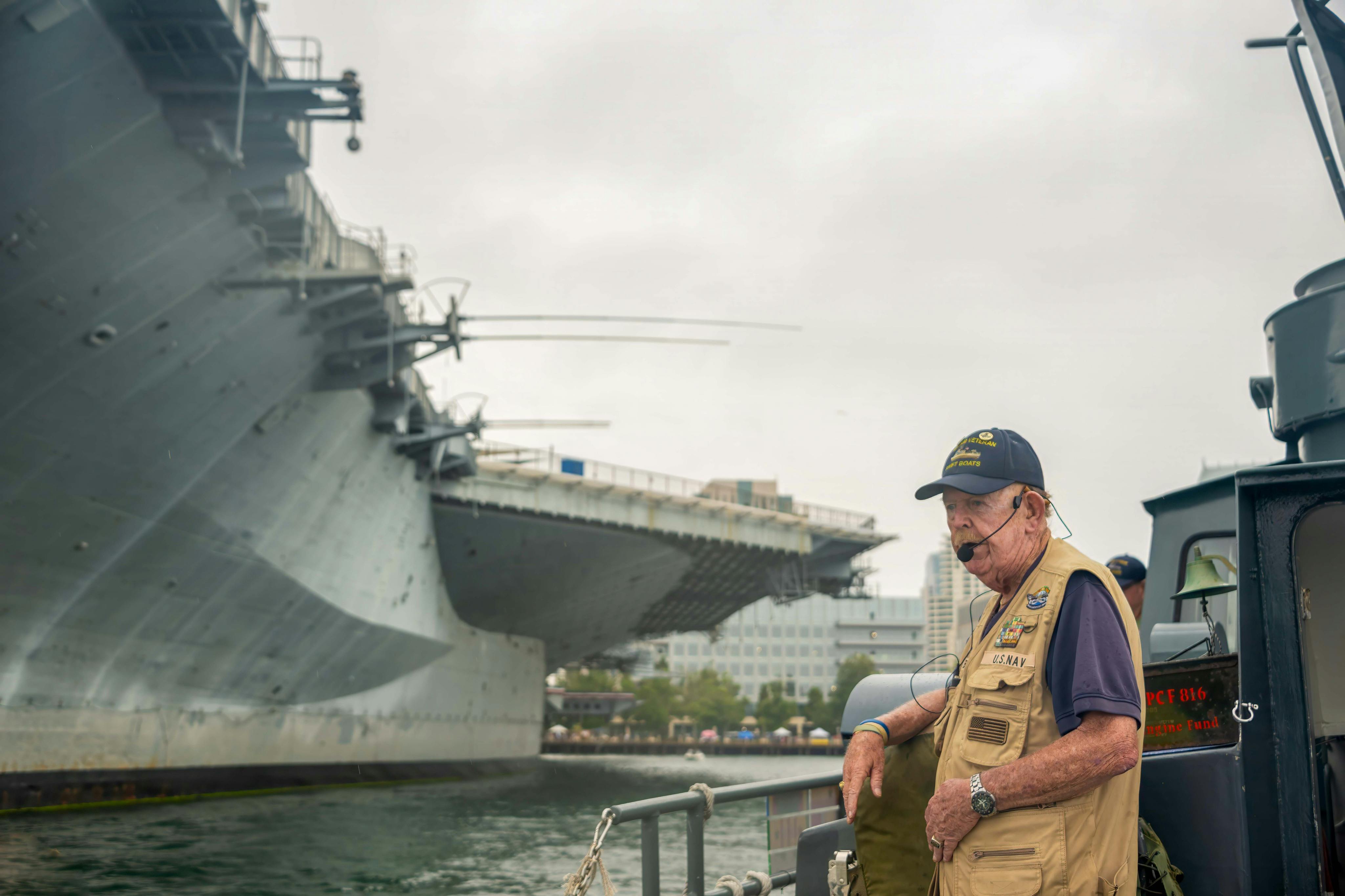 Swift Boat Veteran рассказывает 75-минутную морскую историю для посетителей Морского музея Сан-Диего.