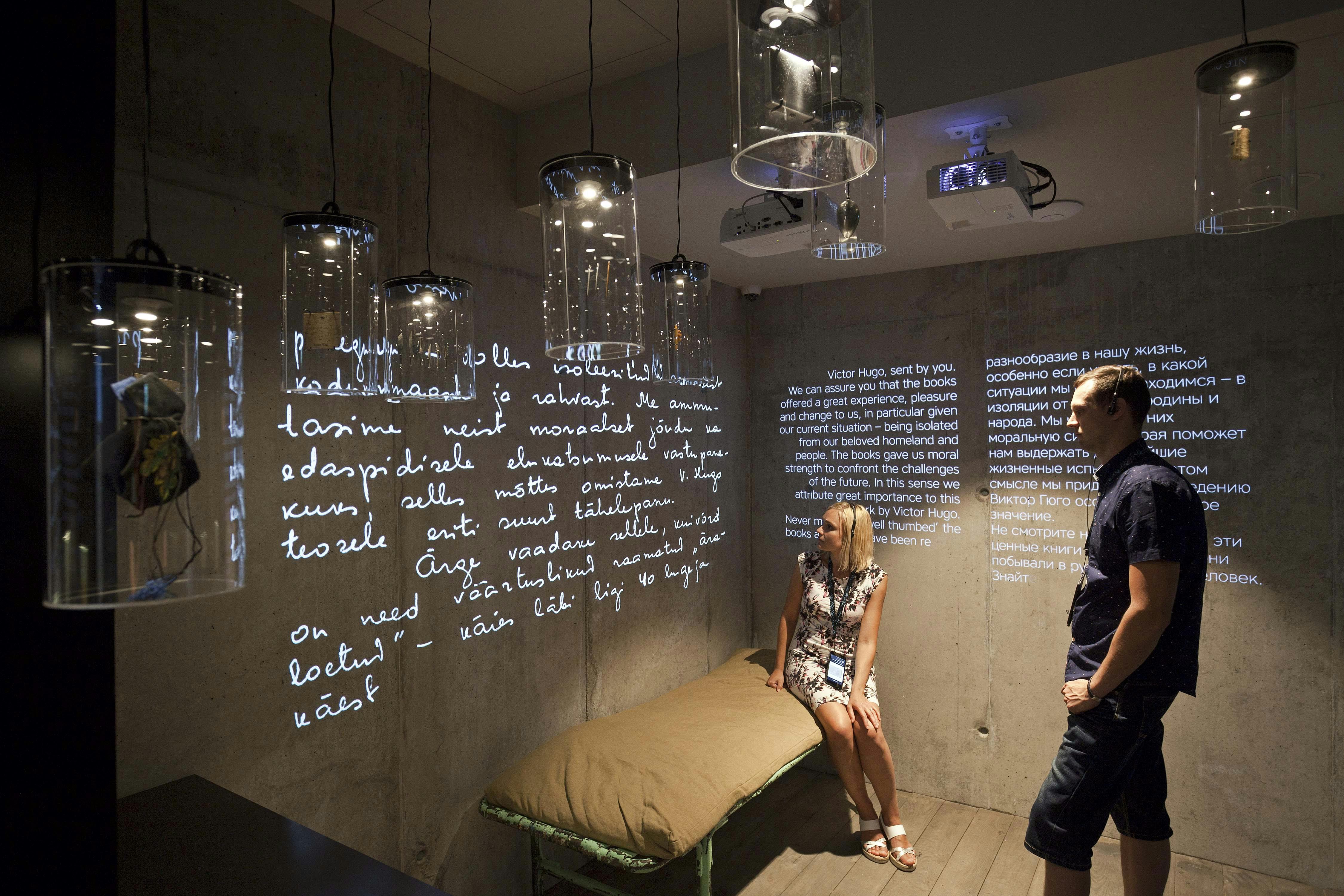 参观“自由无国界”展览