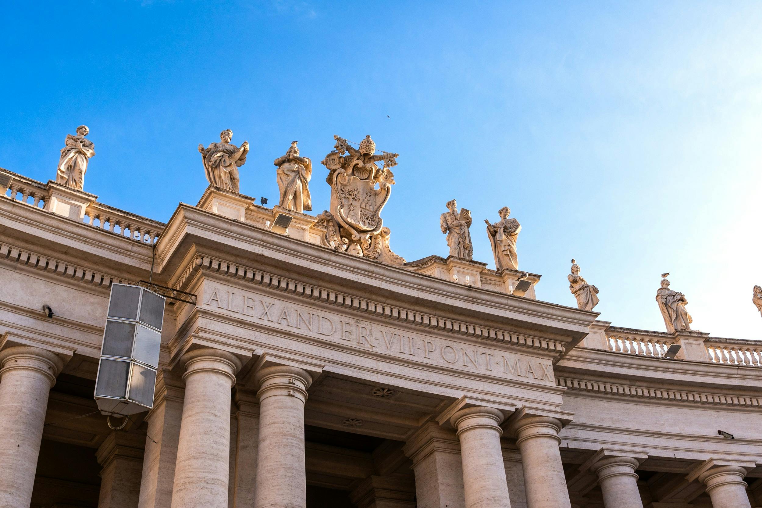 Poznaj tajniki placu św. Piotra i jego imponujących kolumnad.