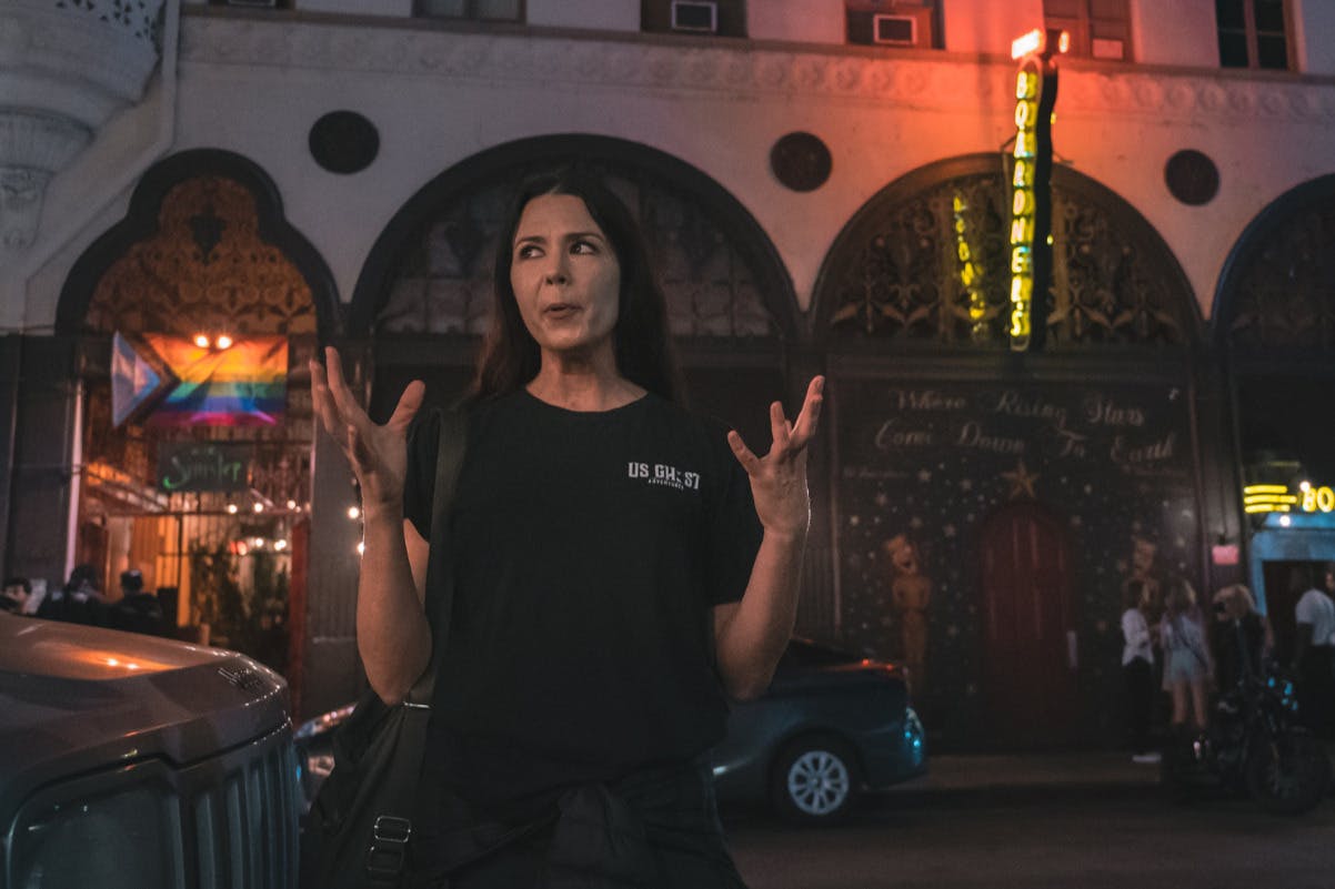 Guia que comparteix històries esgarrifoses sobre la ciutat.