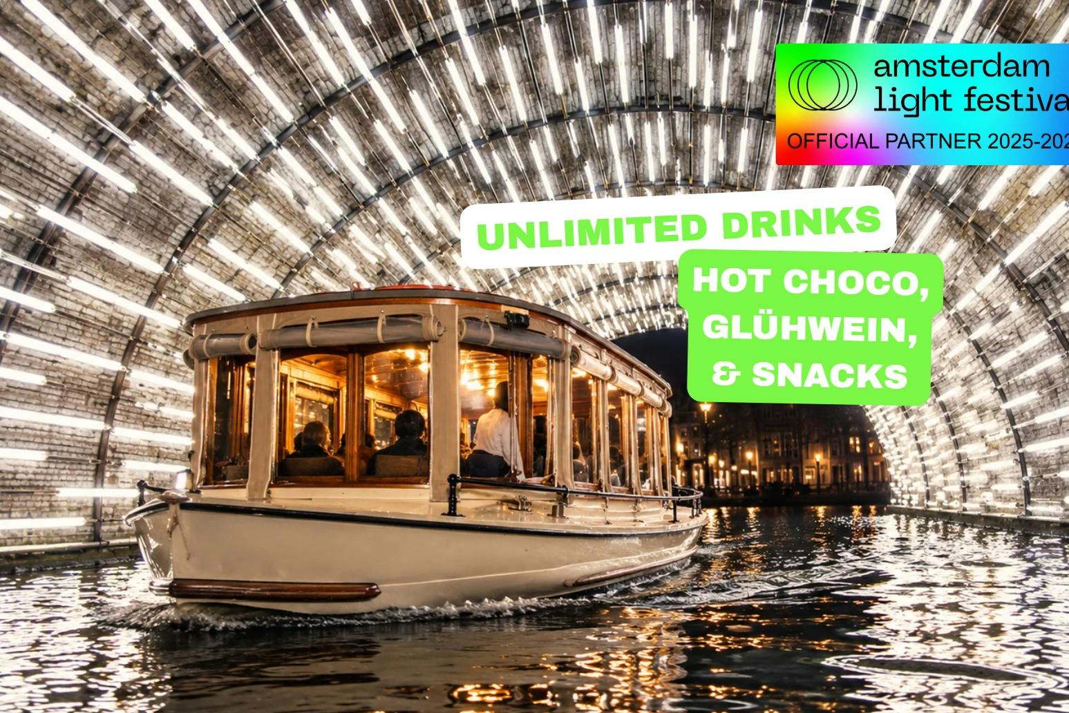 Un bateau illuminé sur l'eau, sous un tunnel de lumières, avec un texte annonçant des boissons à volonté, du chocolat chaud et des en-cas.
