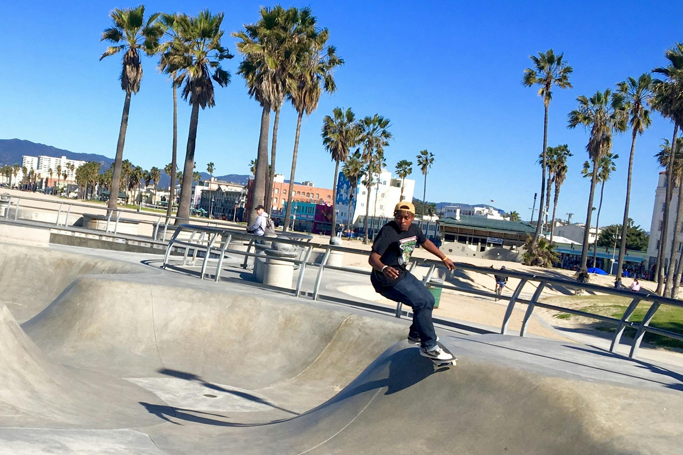 Un skateur fait du skateboard au skate park de Venice Beach.