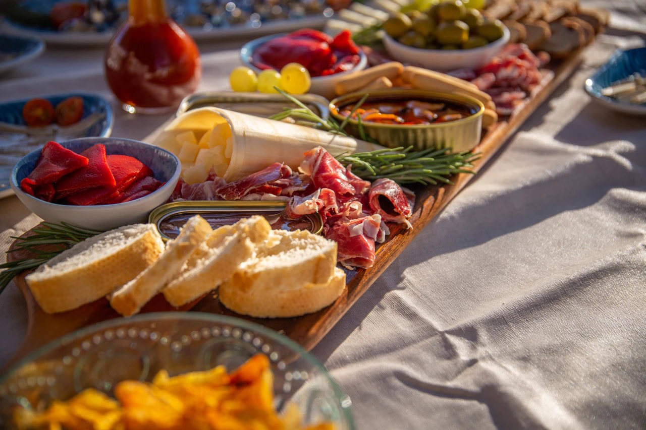 Barcelona: 2-Hr Small-Group Sailing Tour + Tapas