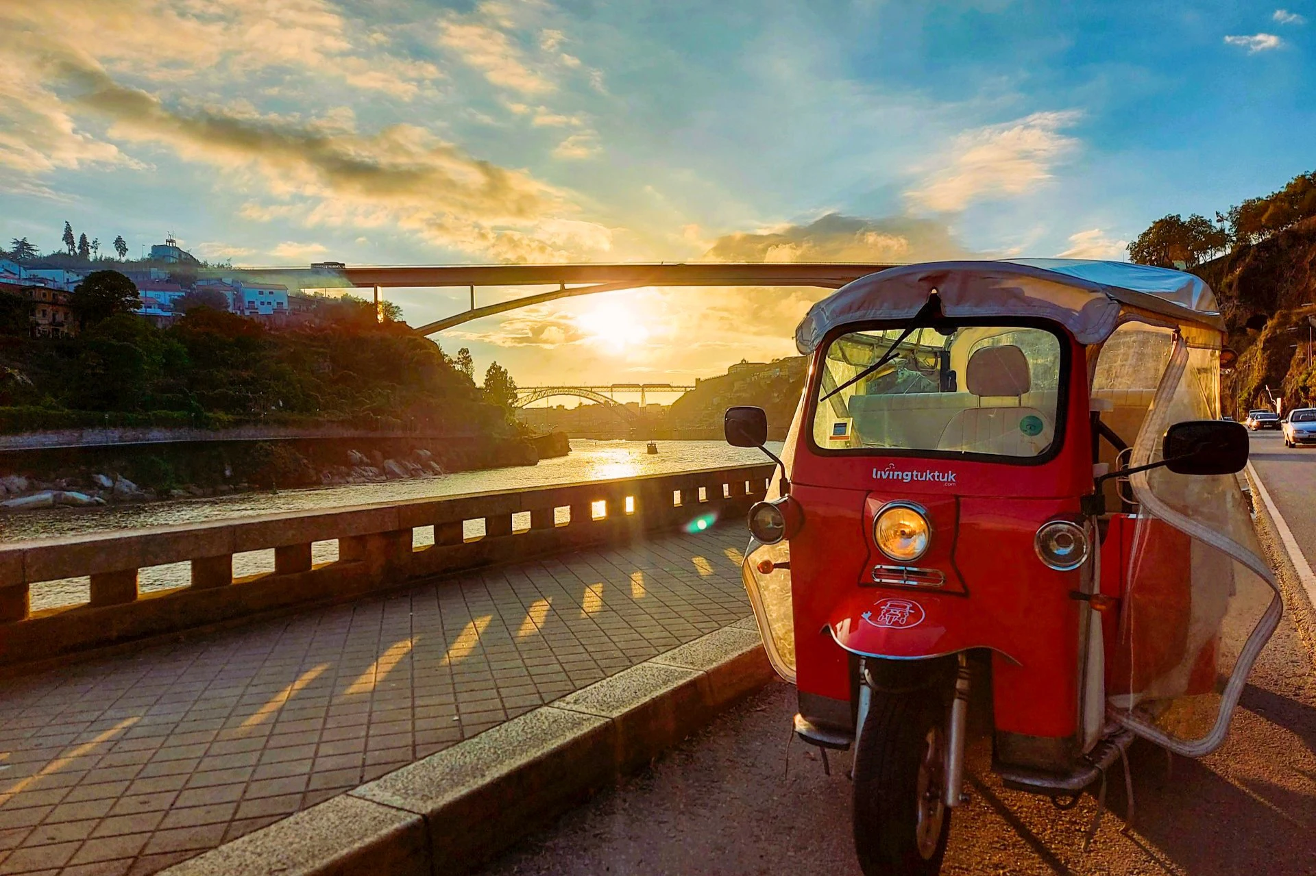 Porto: Guided Sunset Tuk Tuk Tour with Wine