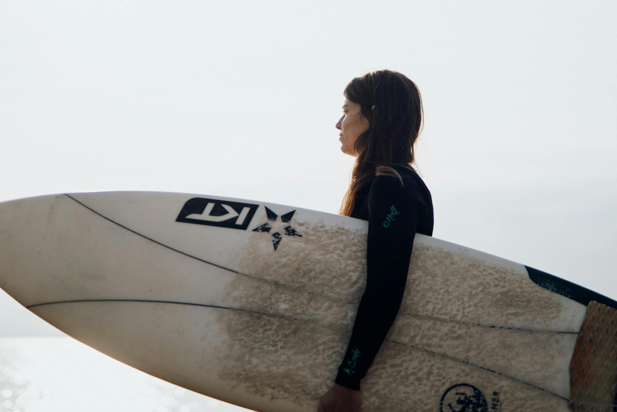 Άτομο που κάνει σερφ