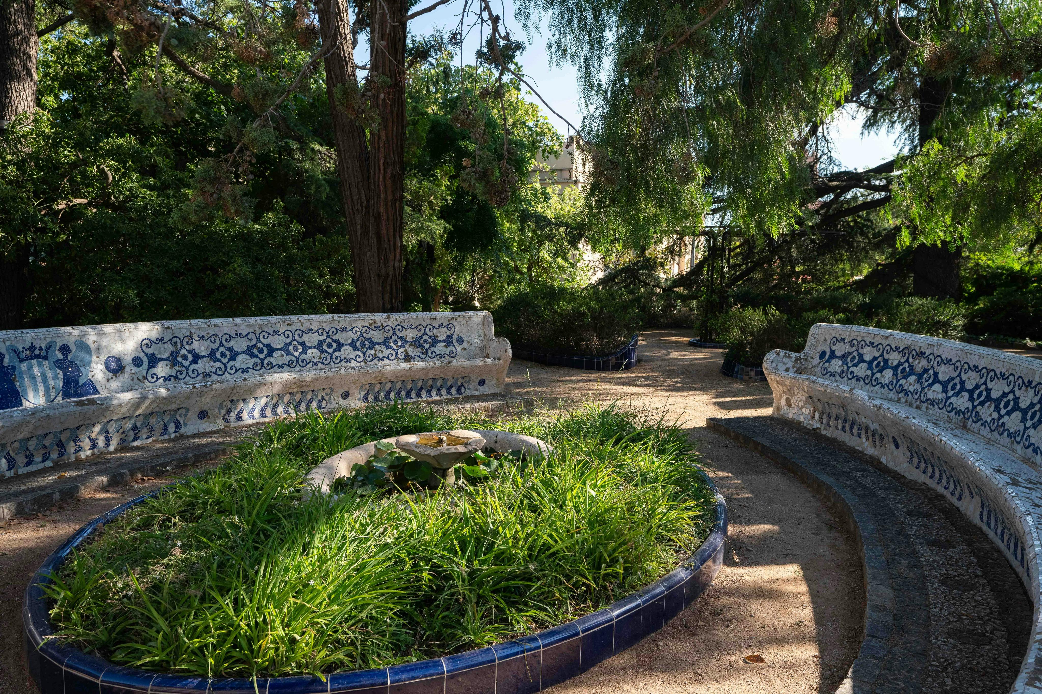 目型ガーデンベンチ