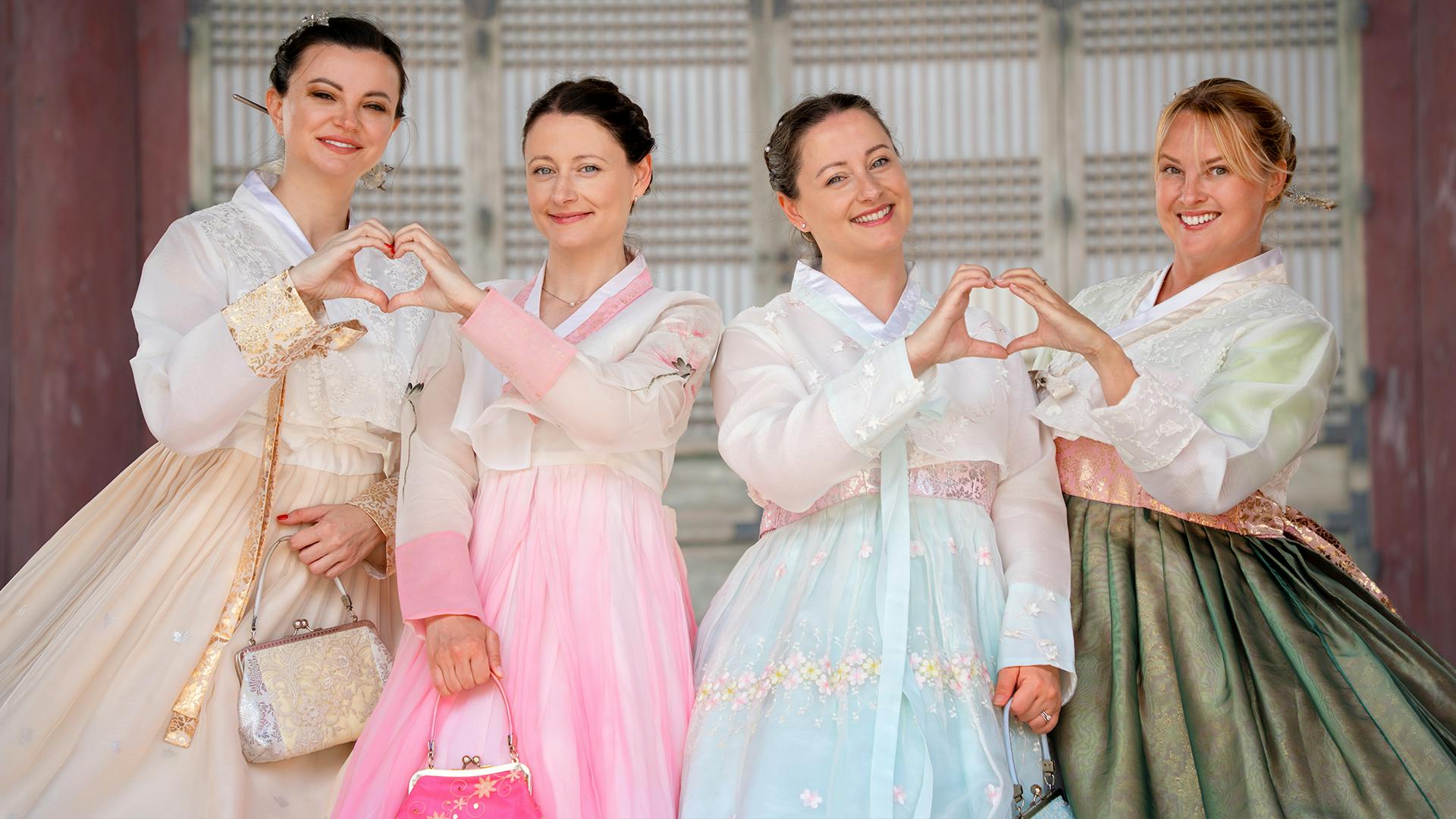 Daehan Hanbok: Gyeongbokgung Hanbok Rental & Photoshoot Experience - Photo 24