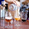 Verter diferentes estilos de cerveza escocesa en copas de degustación