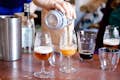 Versare diversi stili di birra scozzese in bicchieri da degustazione