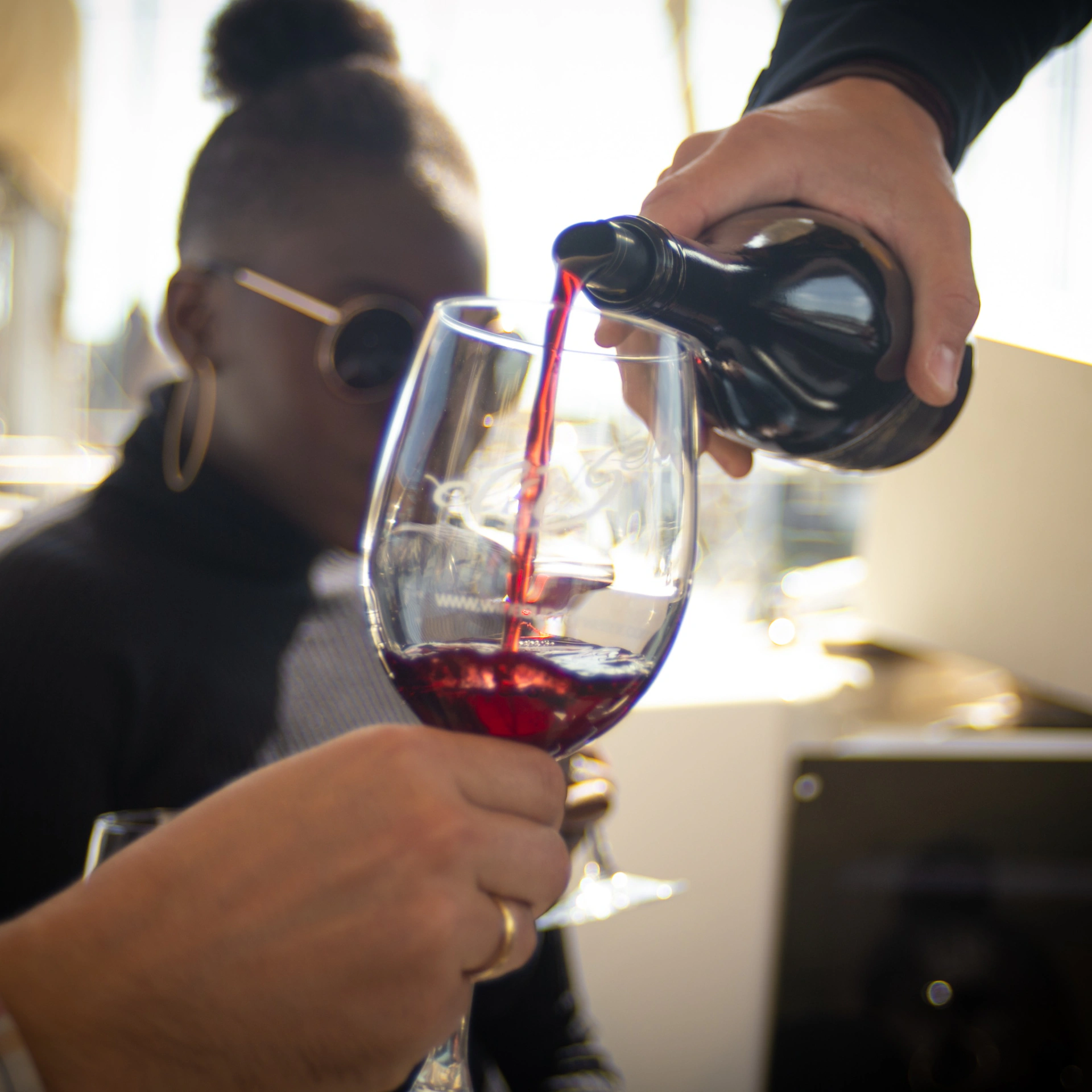 Barcelona: Navegació en grups reduïts de 2 hores amb degustació de vins