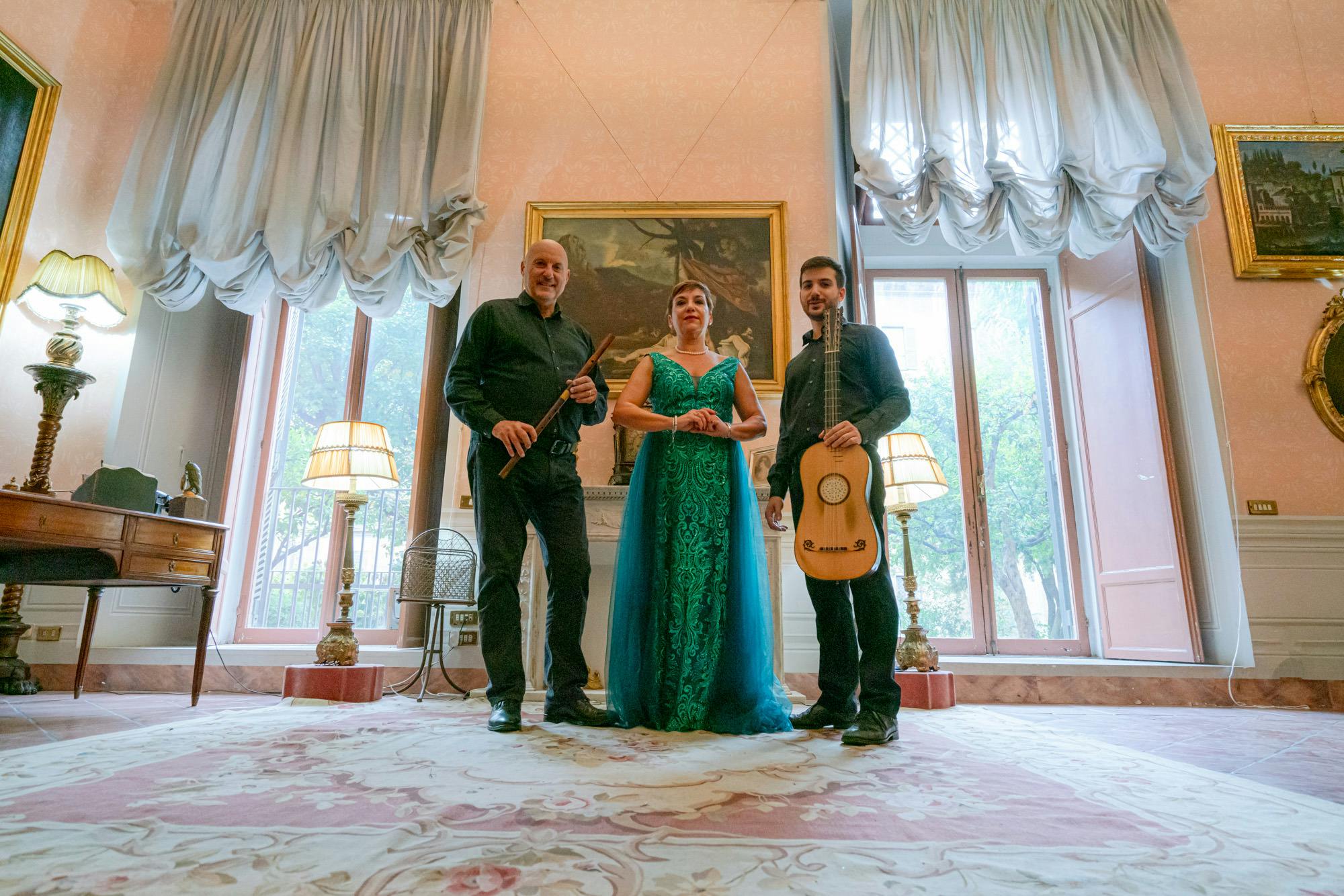 Το μουσικό σύνολο είναι ένα τρίο που αποτελείται από μια εξειδικευμένη σοπράνο, μια τραβέρσα και μια μπαρόκ κιθάρα ή θεόρμπο.