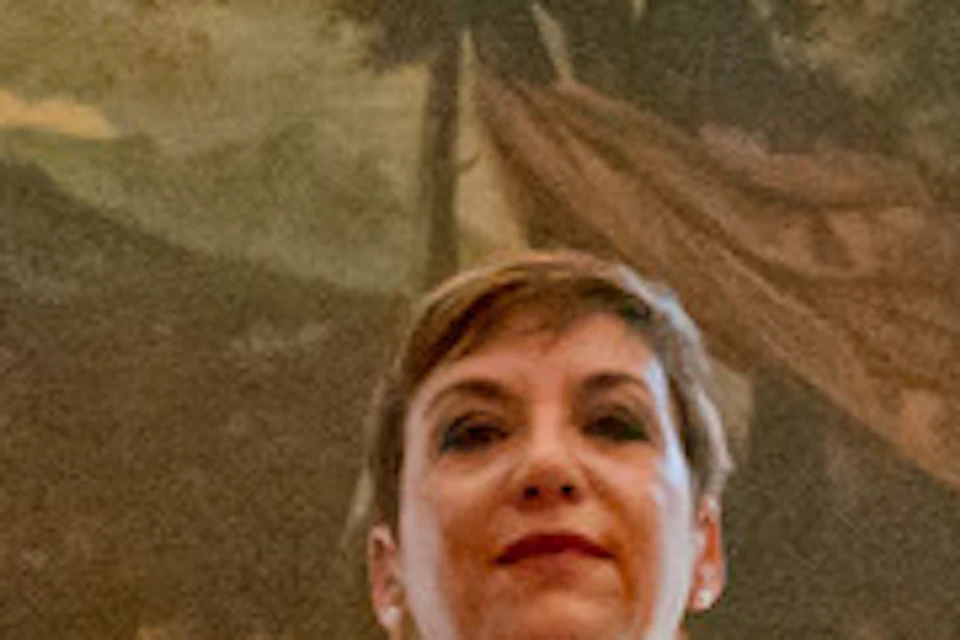 The musical ensemble is a trio composed of a skilled soprano, a traversa, and a baroque guitar or theorbo.