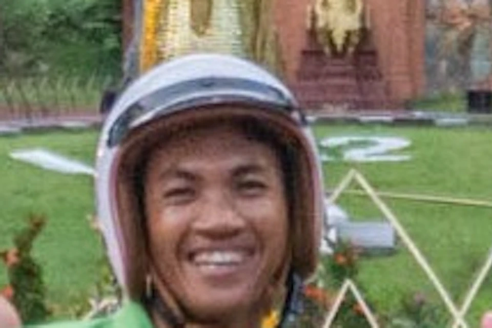 Discover the city of Phnom Penh on the back of a Vespa.