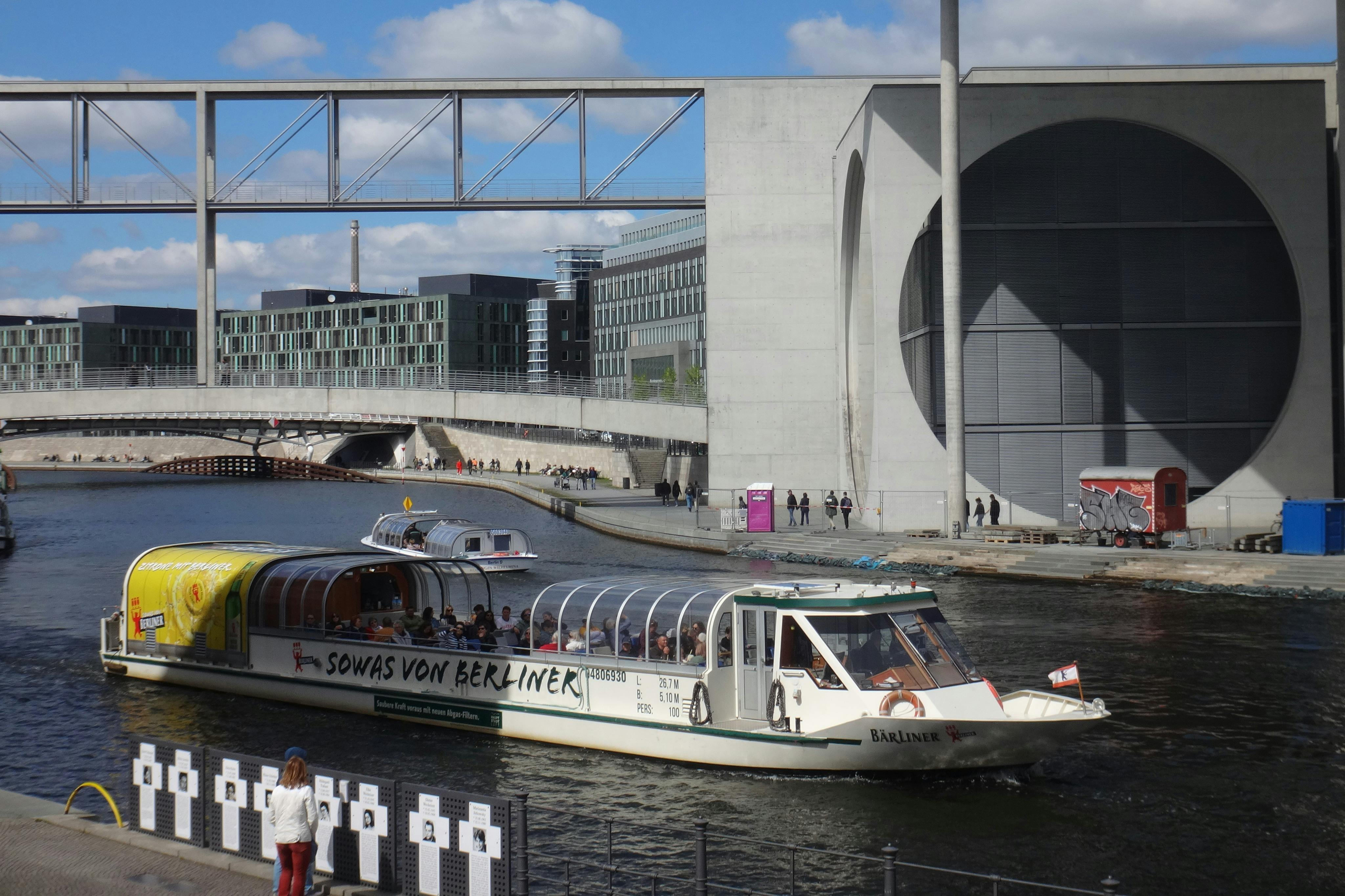 Cabrio-Schiff BärLiner auf der Spree im Regierungsviertel