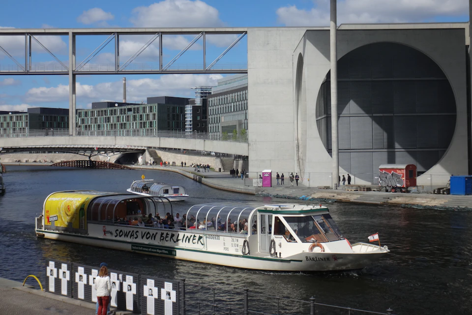Convertible ship BärLiner on the Spree in the government district