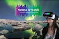 Aurore boréale sur un paysage islandais. Visiteur profitant de l'expérience VR, la première vidéo d'aurore à 360° au monde.