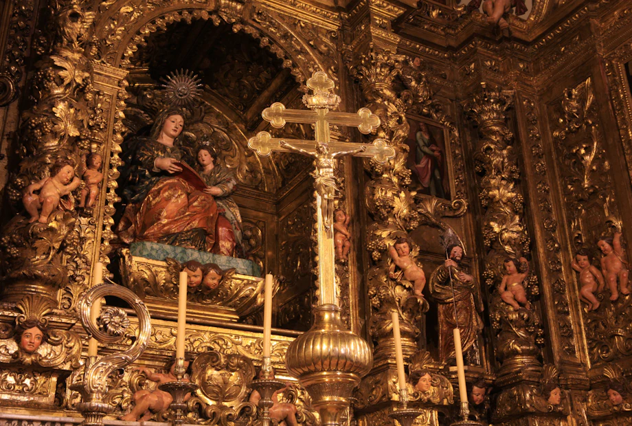 A painting of Saint Anne with the Virgin Mary and the golden Patriarchal Cross inside Sé de Lisboa