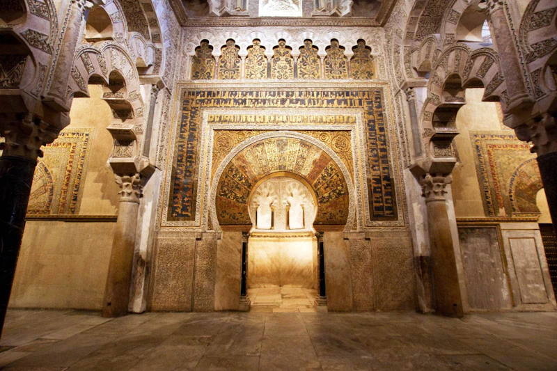 Detalle del Mihrab de la Mezquita de Córdoba: mosaicos de oro y caligrafía árabe del siglo X