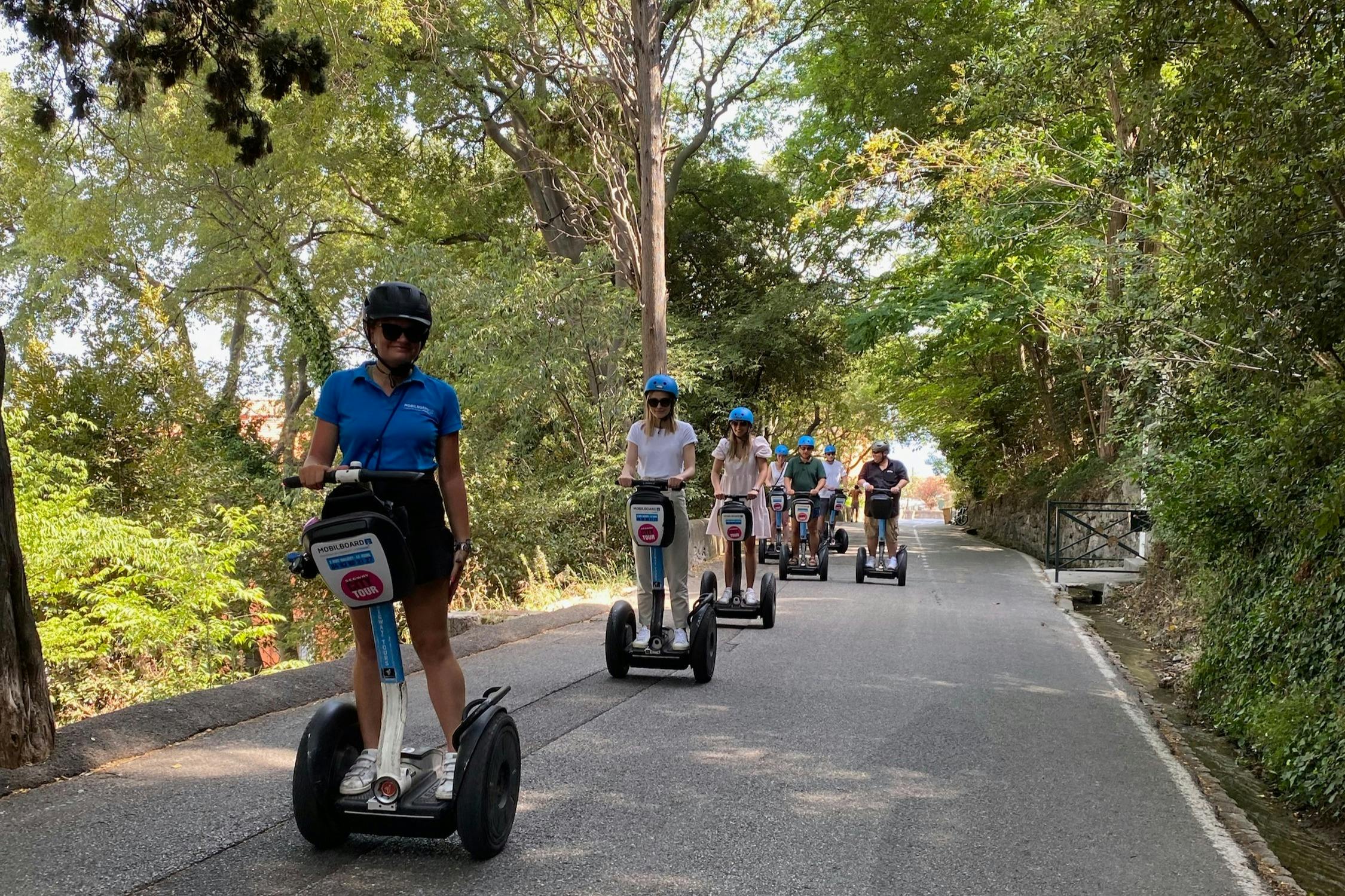 ガイドに案内され、街の逸話を学びましょう。