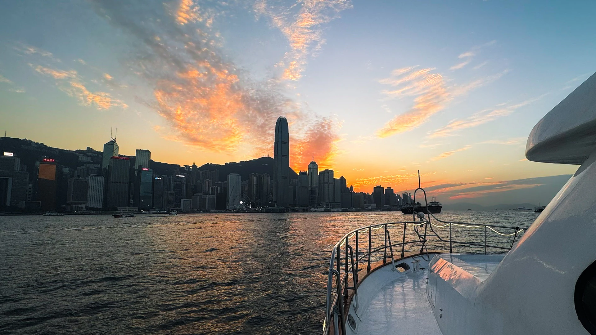 Victoria Harbour: 1-Hr Night Cruise Dreamer with Unlimited Snacks + Drinks
