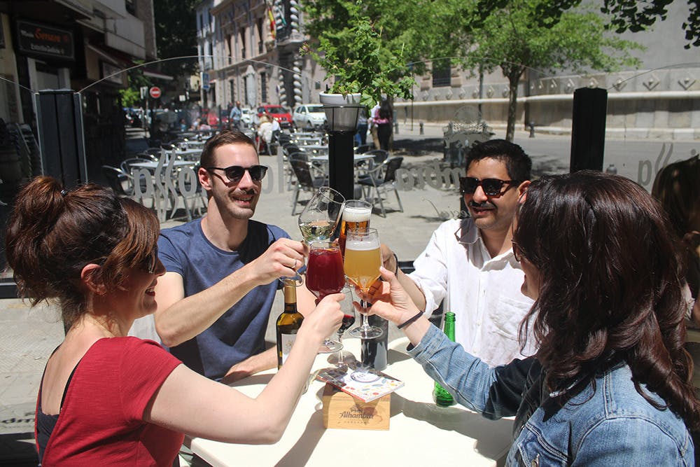 Na zdraví Granada a její nádherná tapas kultura