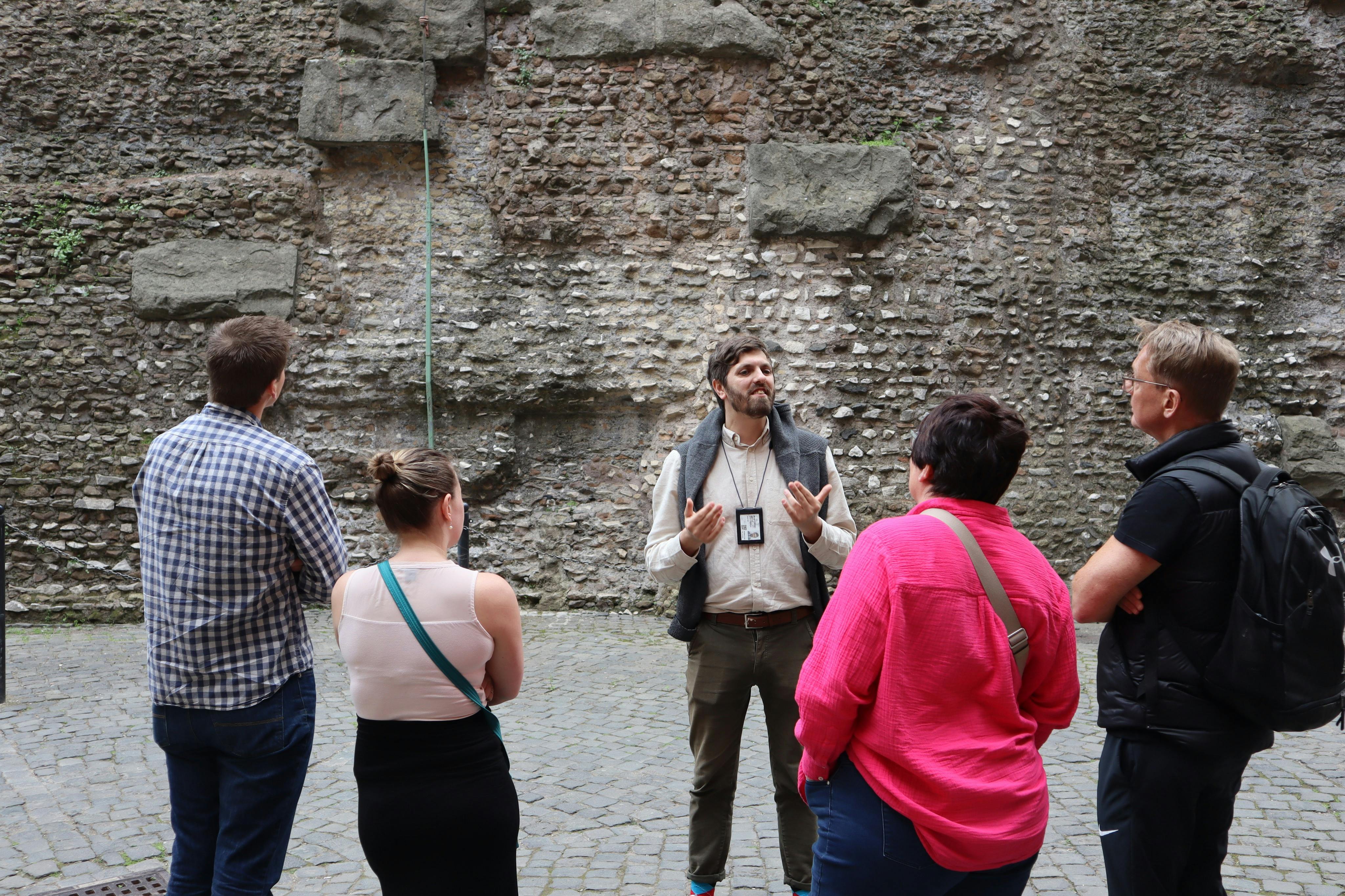 与我们热情的导游一起游览