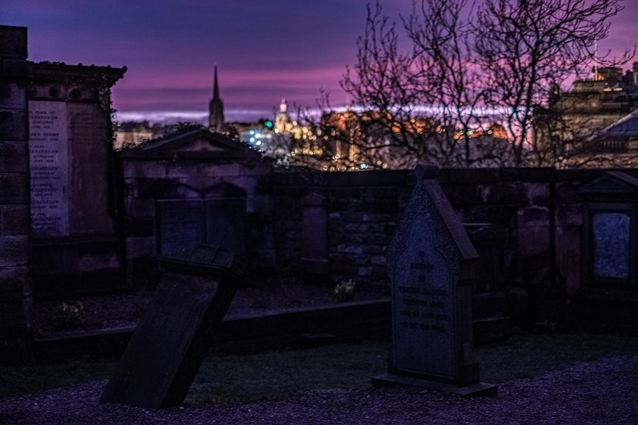 Edimburgo: Oscuros Secretos de la Ciudad Vieja Visita Fantasma a Pie - Alojamientos en Edimburgo
