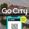 Dublin Explorer Pass sur un smartphone avec vue sur Dublin en arrière-plan