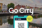Dublin Explorer Pass på en smartphone med Dublin-visning i baggrunden