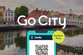 Dublin Explorer Pass em um smartphone com a vista de Dublin ao fundo