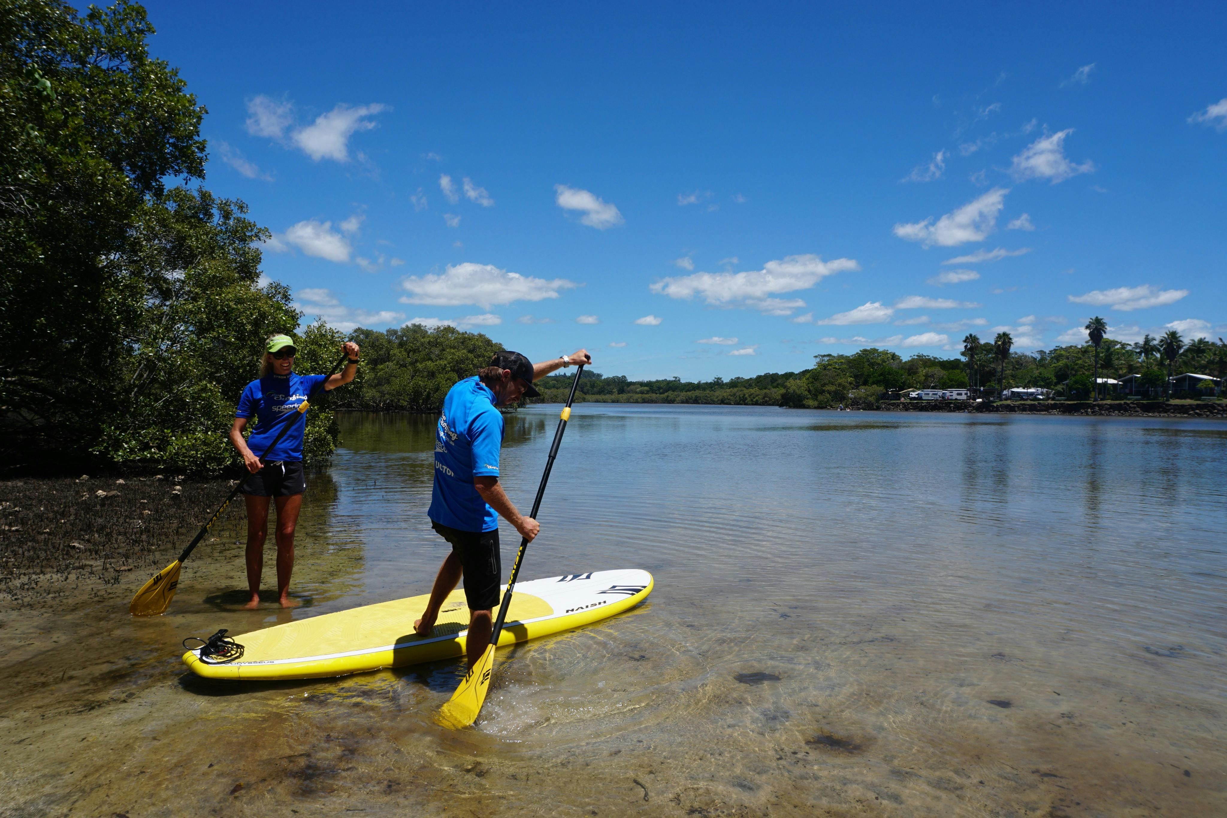 At komme ind i floden på stand-up paddleboardet.