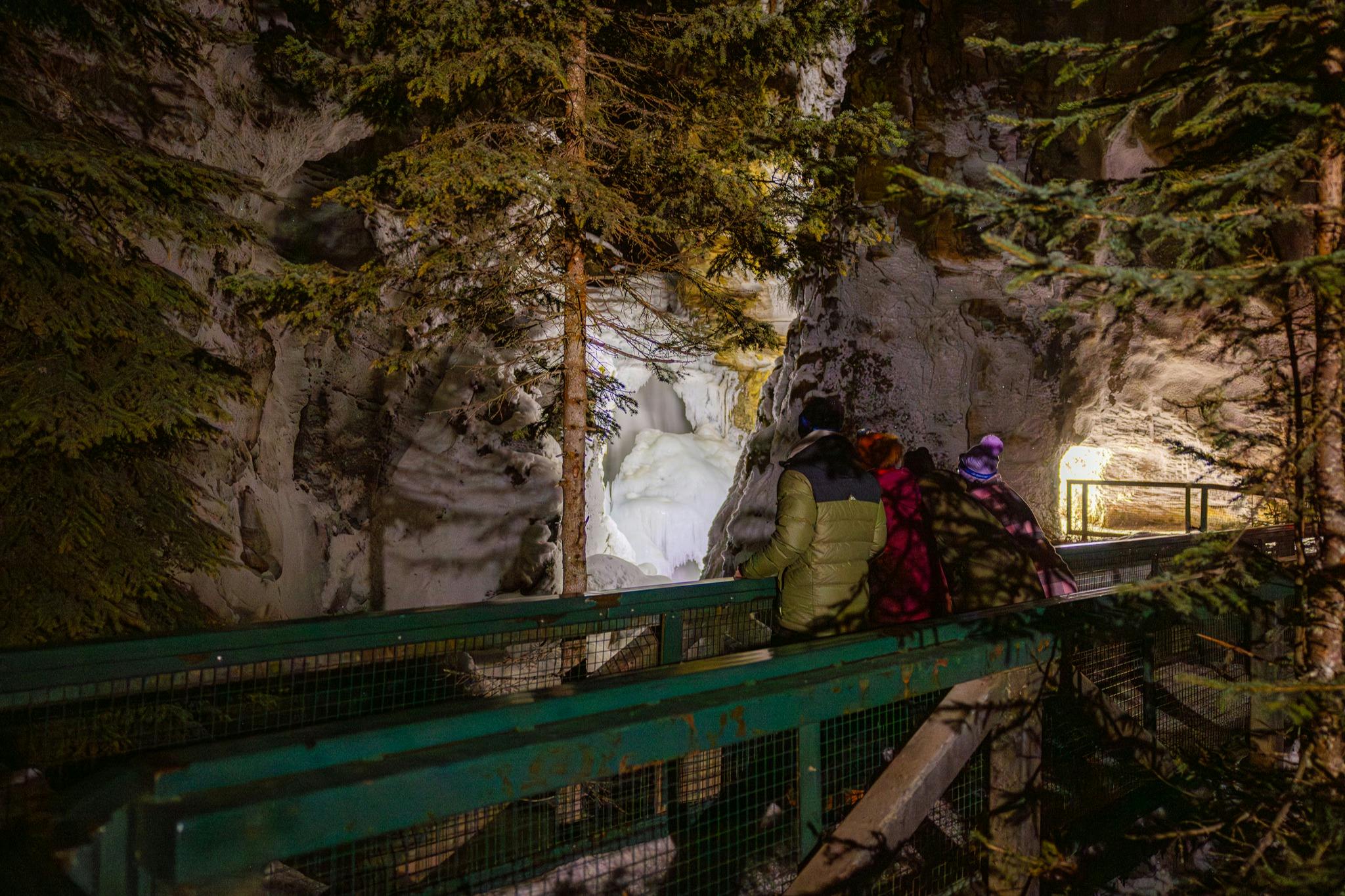 Scopri i tour di Banff - Passeggiata serale sul ghiaccio del canyon di Johnston