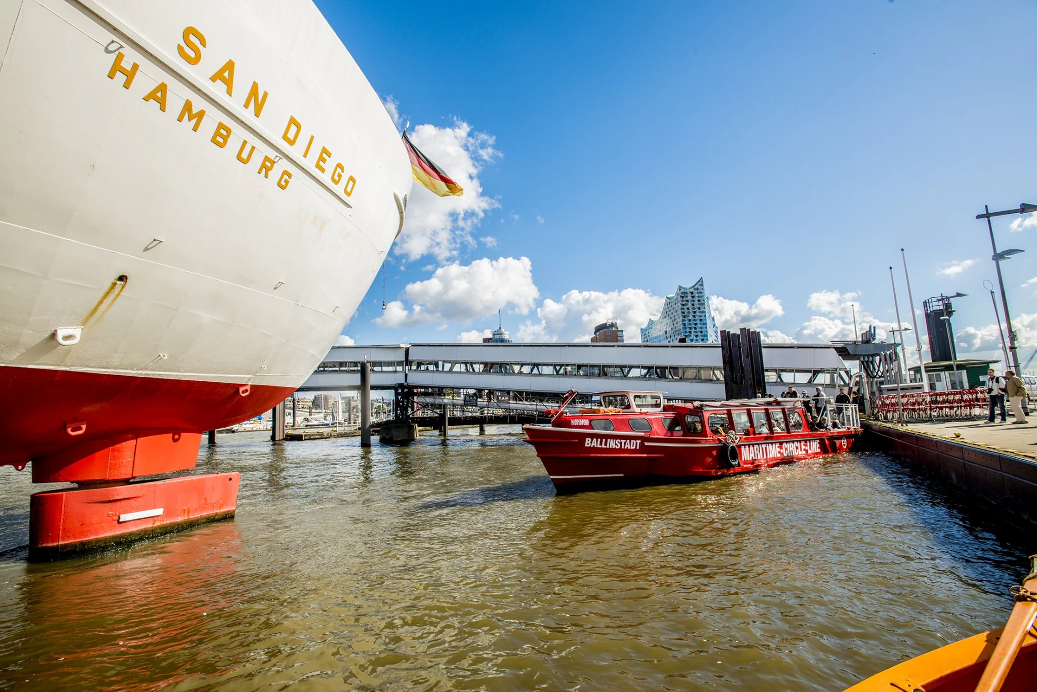 Hamburg: Hop-on Hop-off Harbor Cruise + Cap San Diego Entry Ticket