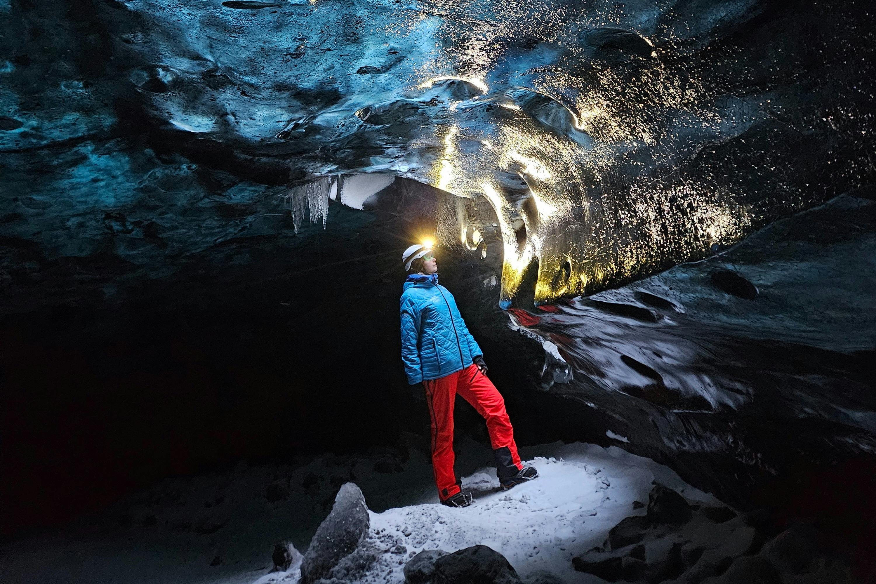 Los faros en la cueva de hielo son útiles y bonitos al fotografiar.