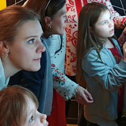En grupp människor som utforskar en tankeväckande paradox.