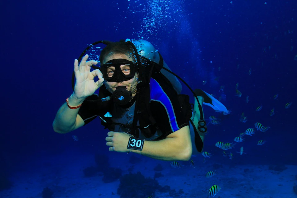 Hurghada: Guided Scuba Diving Experience + Roundtrip Transfer + Lunch