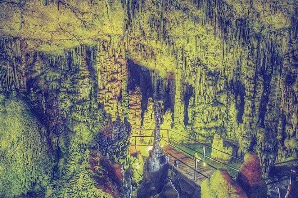 ラシティ高原のゼウス洞窟神話によると、ゼウスはこの洞窟で生まれました。