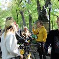 Гид с туристами на велосипеде в центральном парке Нью-Йорка