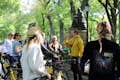 Guia com turistas em uma bicicleta no Central Park, em Nova York