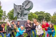 Pose einnehmen auf unserer Reykjavik Folklore Walking Tour