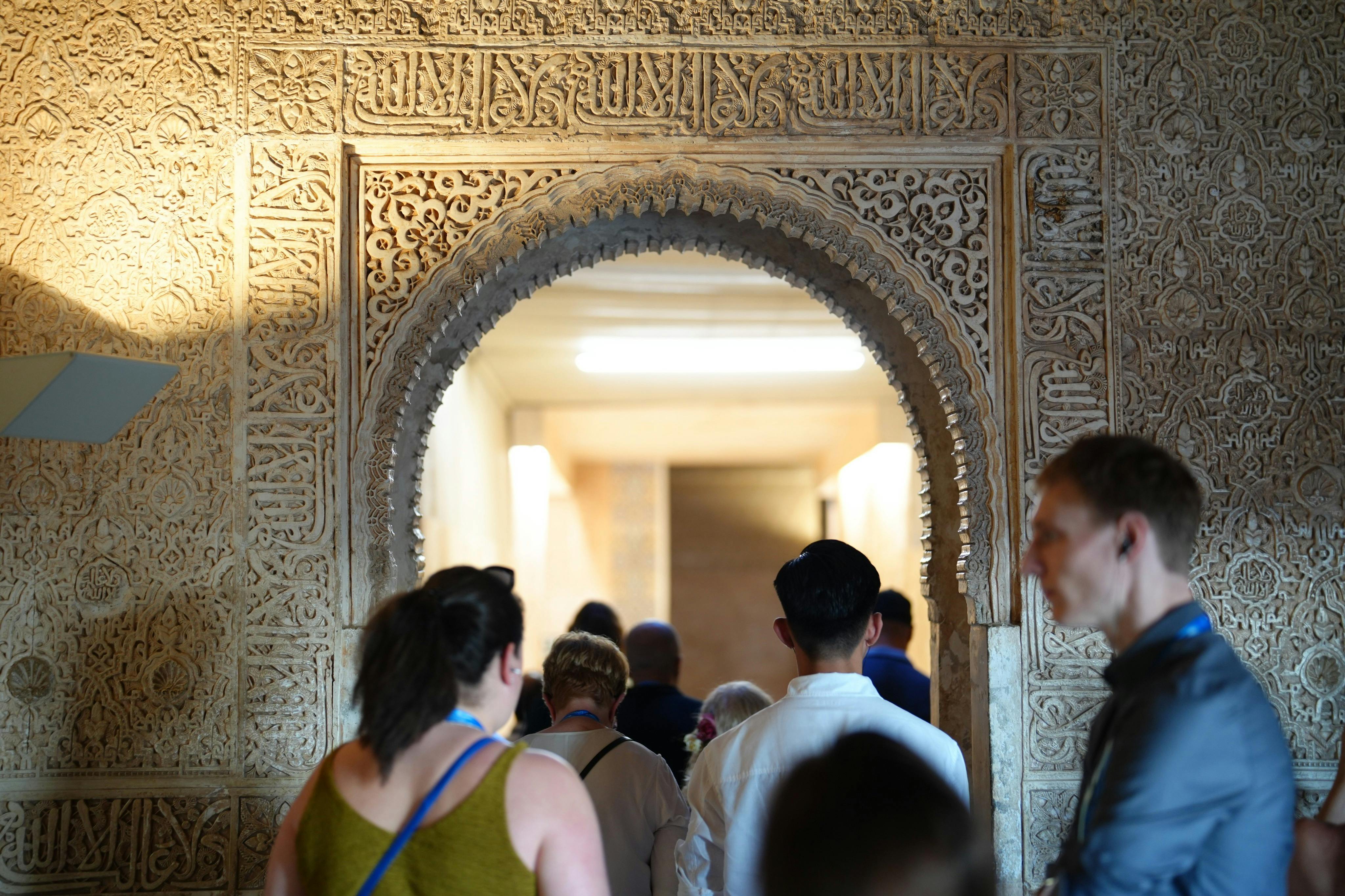 Alhambra & Nasrid Palaces: Guided Tour + Local Food Experience
