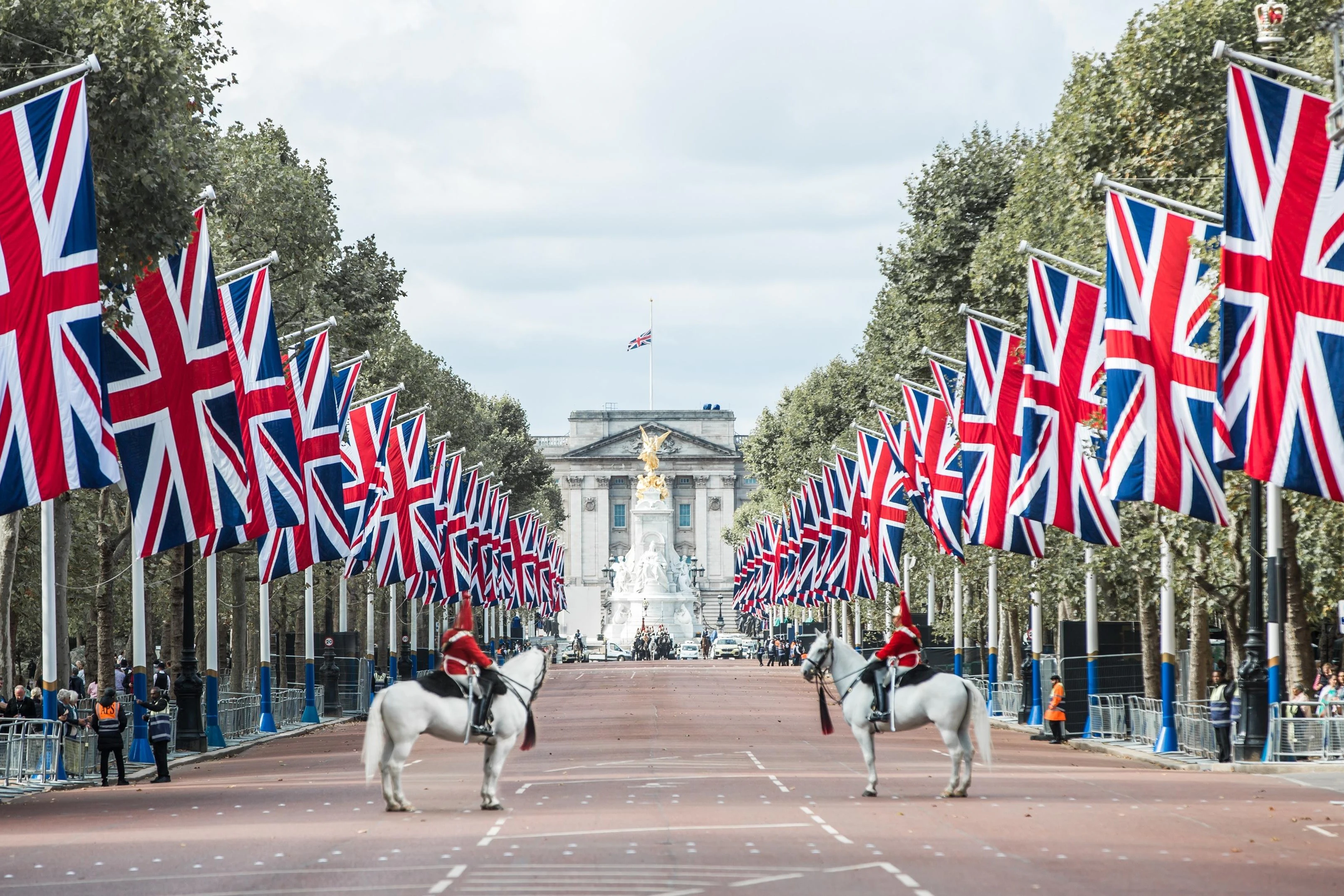 Buckingham Palace: Interior Tour with Royal Walking Tour